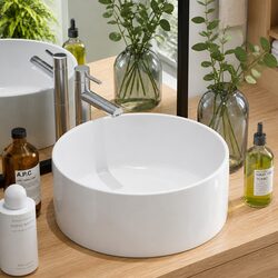 Versatile Round Ceramic Basin for Everyday Use